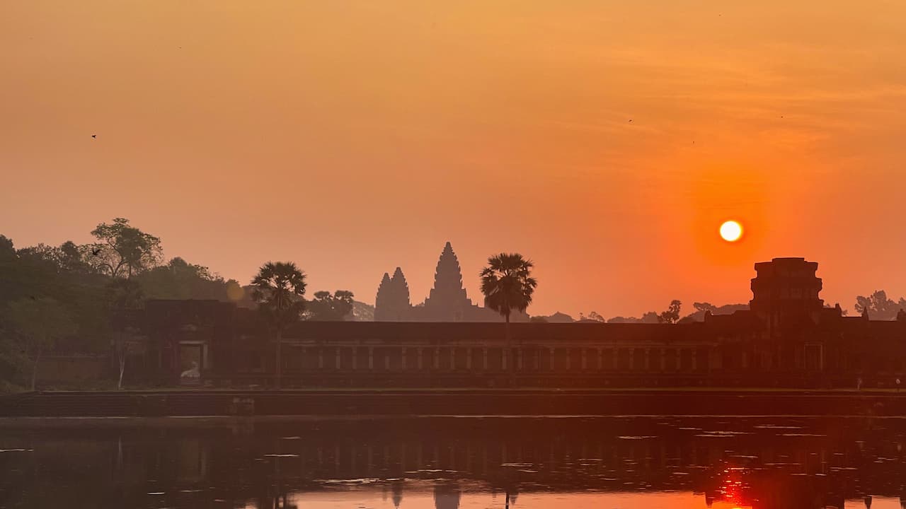 angkor wat sunrise adventures cambodia akim vespa