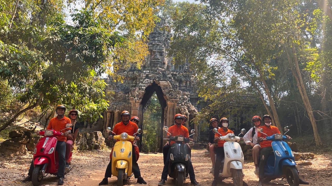 angkor wat sunrise adventures cambodia Akim Vespa
