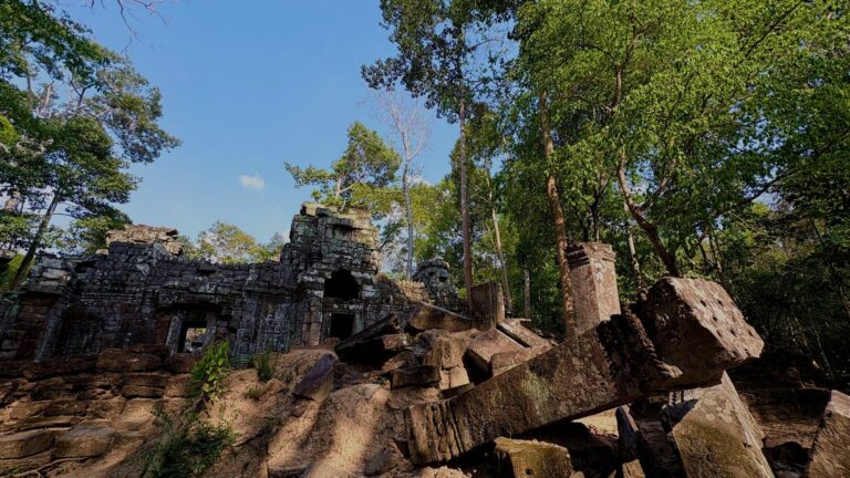 Ruines de Ta Ney en pierres empilées dans la lumière tamisée de la forêt sur le paisible Grand Circuit.