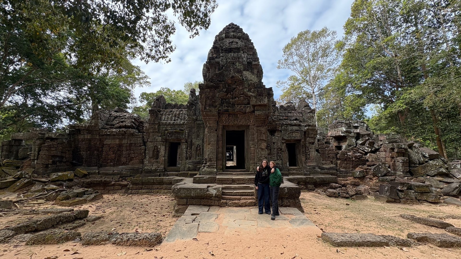Twee bezoekers op de binnenplaats van een Angkor tempel