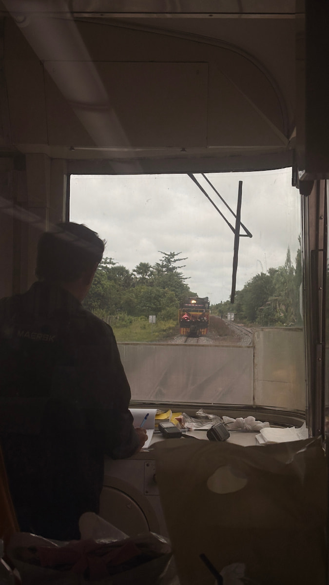 À l'intérieur du wagon du train Royal Railway de Battambang à Phnom Penh, regardant droit devant sur la voie ferrée