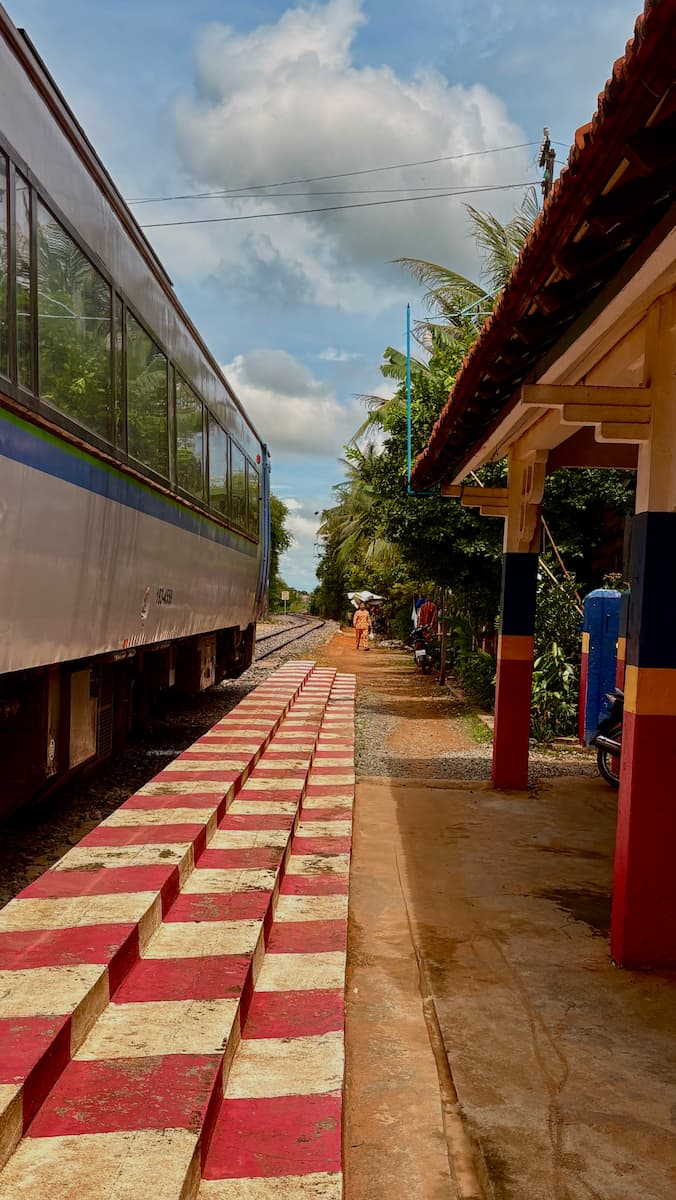 Le train du chemin de fer royal s'est arrêté dans une petite gare rurale entre Battambang et Phnom Penh